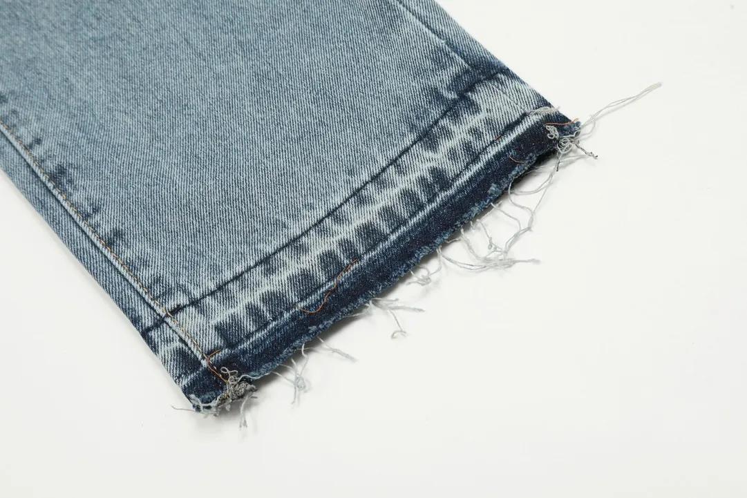 #8062 P286💰 GALLERY DEPT.G letter patch pudding 5001 denim washed and distressed spliced jeans -Original purchase and pattern making to truly restore the ultimate vintage texture -Original hardware accessories, washed and other elevators, QR code analysis are all purchased from the original factory, high degree of restoration, you are welcome to compare with a certain product ~ -Three-dimensional version Loose and comfortable, not picky about the figure, taller and slimmer, factory Seiko, original factory quality control, same style for men and women, can be matched with couples Versatile recommendation: must-have jeans for all seasons Color: blue Size: S-XXL (28-36)